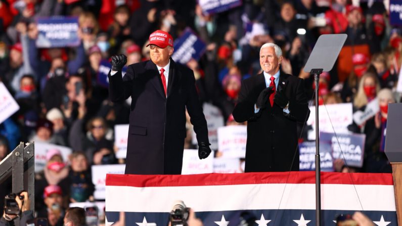 El presidente de Estados Unidos, Donald Trump, y el vicepresidente de Estados Unidos, Mike Pence, saludan a sus partidarios en un mitin en Traverse City, Michigan, el 2 de noviembre de 2020. (Rey Del Rio/Getty Images)