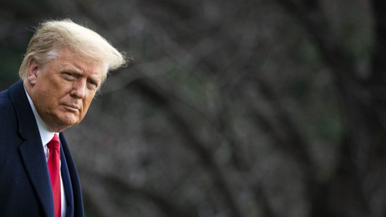 El Presidente Donald Trump parte del Jardín Sur de la Casa Blanca en Washington el 12 de diciembre de 2020. (Al Drago/Getty Images)
