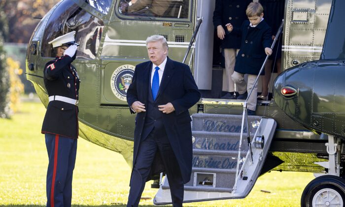 El presidente Donald Trump desembarca el Marine One en el jardín sur de la Casa Blanca en Washington el 29 de noviembre de 2020. (Tasos Katopodis/Getty Images)
