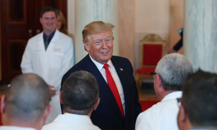 El presidente Donald Trump saluda a los trabajadores de la salud después de firmar una orden ejecutiva, destinada a mejorar la calidad y la transparencia de los precios en la atención médica, durante un evento en el Gran Salón de la Casa Blanca, en Washington, el 24 de junio de 2019. (Mark Wilson/Getty Images)