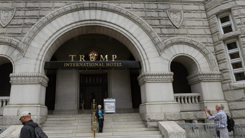Personas pasan por el Trump International Hotel en Pennsylvania Ave en Washington el 25 de octubre de 2019. (Mark Wilson/Getty Images)