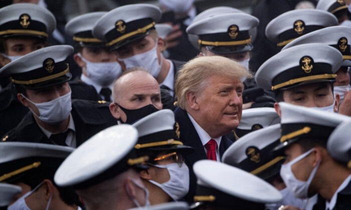 El presidente Donald Trump posa con los cadetes de la Academia de la Armada durante el partido de fútbol entre el Ejército y la Armada, en el Michie Stadium, en West Point, Nueva York, el 12 de diciembre de 2020. (Brendan Smialowski/AFP a través de Getty Images)