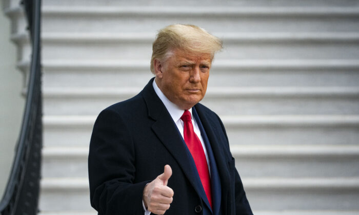 El presidente Donald Trump sale del Jardín Sur de la Casa Blanca el 12 de diciembre de 2020. (Al Drago/Getty Images)