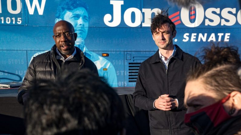 Los candidatos demócratas al Senado de Georgia, el reverendo Raphael Warnock (izquierda) y Jon Ossoff, se dirigen a sus partidarios durante una manifestación en Atlanta, Georgia, el 14 de diciembre de 2020. (Megan Varner/Getty Images)
