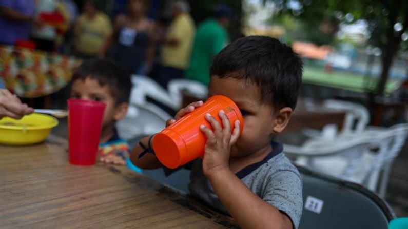 Fotografía del viernes 24 de agosto de 2018, de un niño en un comedor. EFE/Cristian Hernández/Archivo