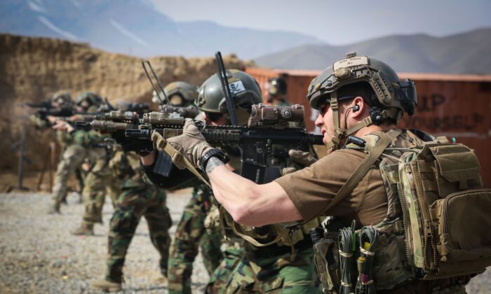 Soldados de las Fuerzas Especiales de EE.UU. asignados a la Fuerza de Tareas de Operaciones Especiales Conjuntas Combinadas-Afganistán, entrenan su puntería de combate en un campo de tiro cerca de la provincia de Kabul, Afganistán, el 24 de febrero de 2014. (Ejército de EE.UU. por el Esp. Connor Méndez/Lanzamiento)