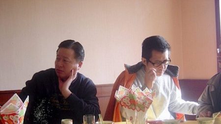 Policía china intercepta activista de DDHH en aeropuerto de Shanghai y pierde contacto con el exterior