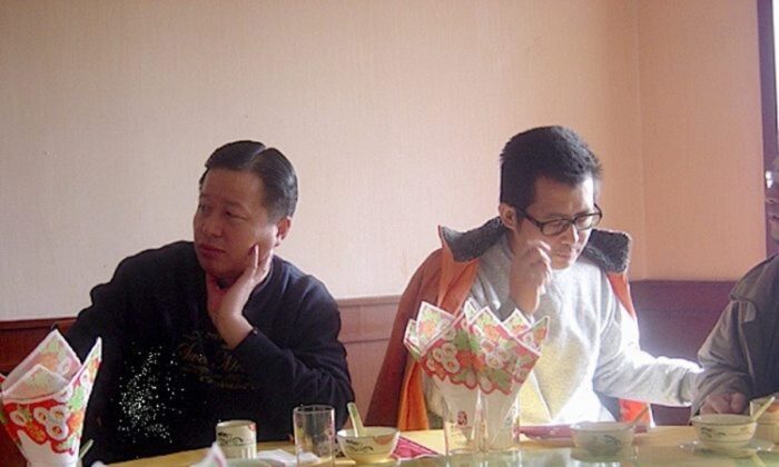 Abogados chinos de derechos humanos Gao Zhisheng (izq.) y Guo Feixiong en un restaurante en enero de 2006. (The Epoch Times)
