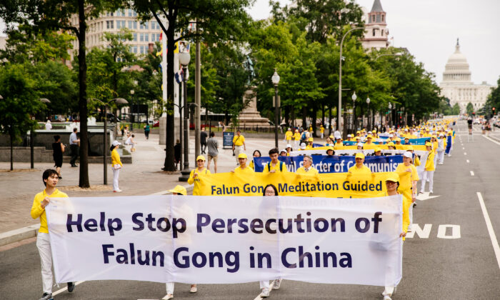 Los practicantes locales de Falun Gong participan en una gran marcha que pide el fin de la persecución a la práctica espiritual en China, el 20 de junio de 2018, en Washington D.C. (Edward Dye/The Epoch Times)
