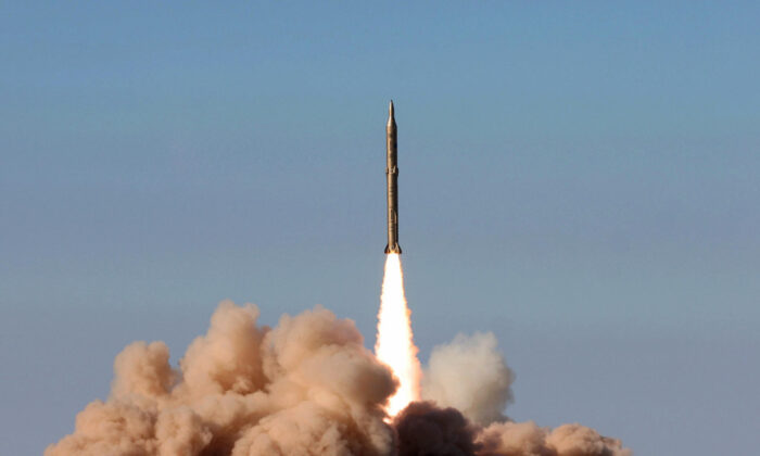 Lanzamiento de un misil en un lugar no revelado de Irán el 12 de noviembre de 2008. (-/AFP vía Getty Images)