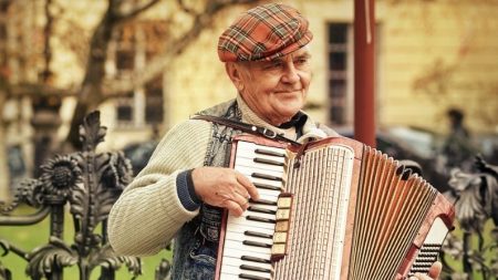 Abuelito que llevaba serenata a su esposa al hospital, contrae COVID-19: Ahora su música es su medicina