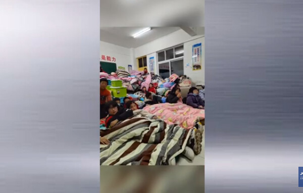 Captura de pantalla de un vídeo en las redes sociales de China que muestra una clase aglomerada en la Escuela Secundaria de Fengyi, Nangong, ciudad de Xingtai, provincia de Hebei.