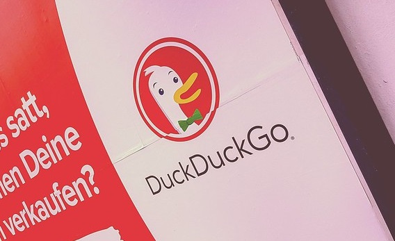 Tablero de anuncios para DuckDuckGo en Spandau, Berlín. (Hossam el-Hamalawy/Flickr/(CC BY 2.0))