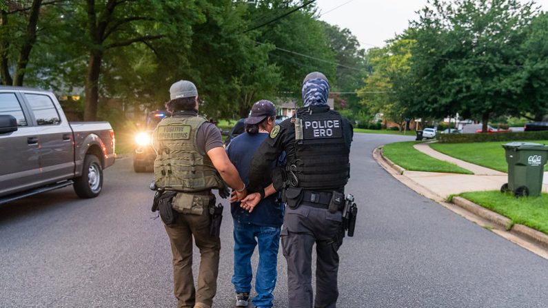 Agentes de ERO detienen a un delincuente extranjero en el norte de Virginia durante una operación de verificación, 11 de agosto de 2020. (U.S. Immigration and Customs Enforcement/Flickr)