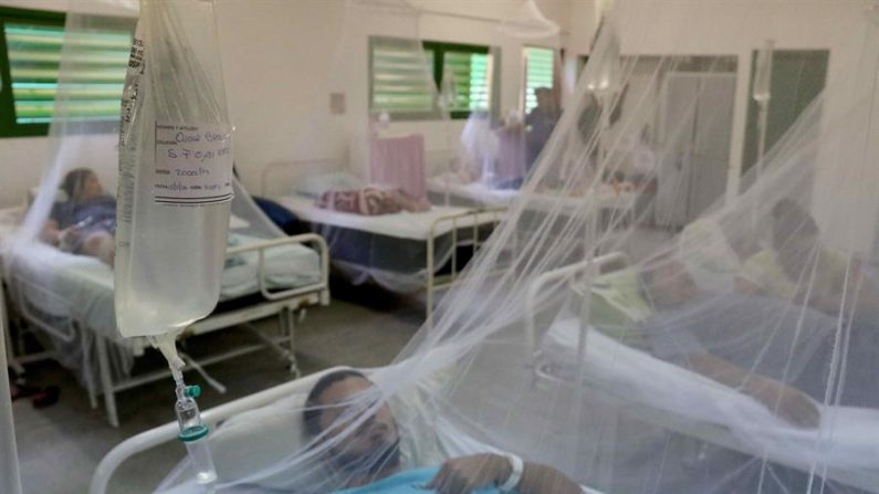 Vista de una sala de un hospital con pacientes con dengue en Asunción (Paraguay). EFE/Andrés Cristaldo Benítez/Archivo