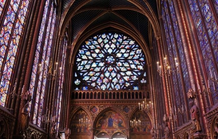 El rosetón del siglo XV en estilo gótico flamígero representa la visión de San Juan del Apocalipsis. (Marie He/The Epoch Times)