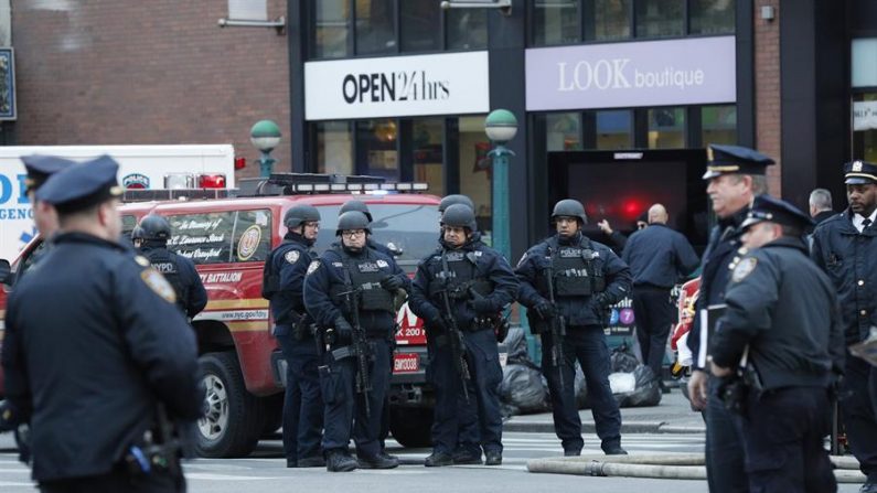 Agentes de Policía y Bomberos de Nueva York permanecen en las inmediaciones de la terminal de autobuses de la Autoridad del Puerto en Nueva York (Estados Unidos), el 11 de diciembre de 2017. EFE/ Justin Lane/Archivo