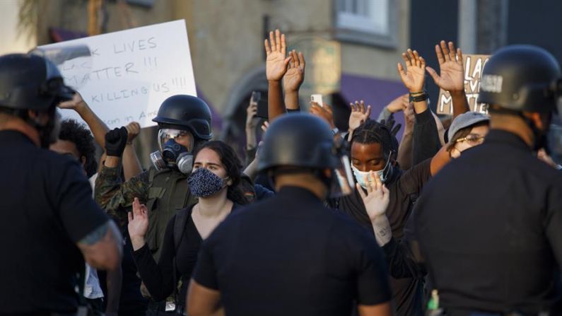 Unos 150 manifestantes vestidos de negro llegaron a la sede local del Partido Demócrata, donde causaron destrozos en ventanas y vandalizaron el edificio con pintas. (EFE/EPA/EUGENE GARCIA/Archivo)