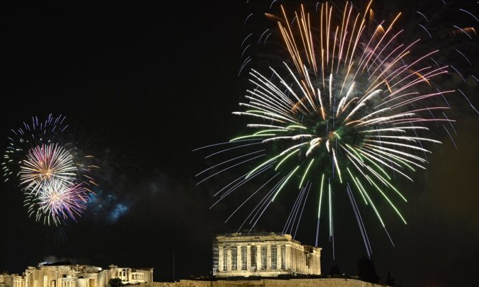 Fuegos artificiales sobre la Acrópolis de Atenas, Grecia, durante los festejos por el año nuevo 2021. (Milos Bicanski/Getty Images)