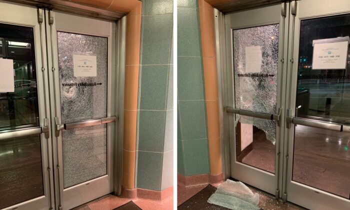 Múltiples ventanas fueron destrozadas en el Palacio de Justicia William Kenzo Nakamura en Seattle, Washington, el 20 de enero de 2020. (Departamento de Policía de Seattle)