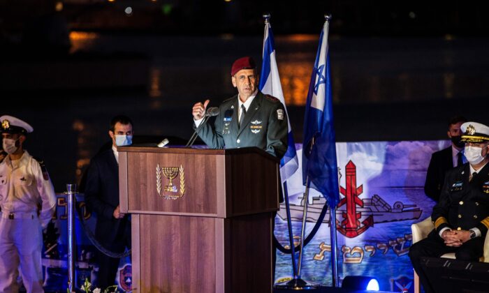 El jefe del Estado Mayor del Ejército israelí, Aviv Kohavi, pronuncia un discurso durante una ceremonia que marca la llegada del primero de los cuatro nuevos buques navales Saar 6 (no visible) adquiridos por la Armada, en la base naval de la ciudad de Haifa, al norte del país, el 2 de diciembre de 2020. (Heidi Levine/POOL/AFP vía Getty Images)