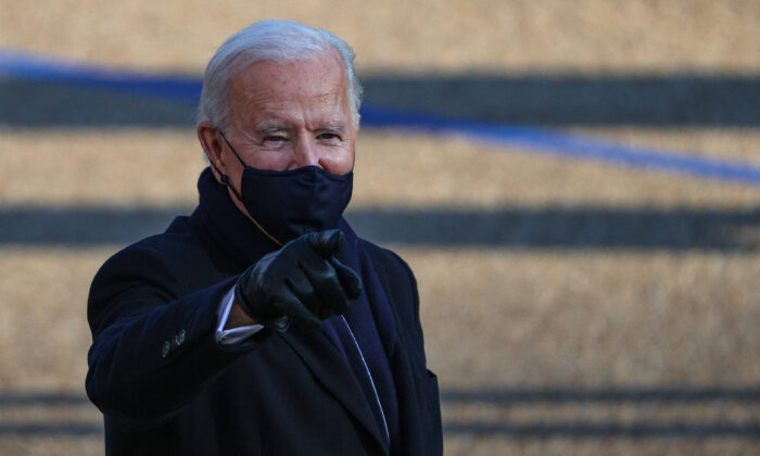 El presidente de Estados Unidos, Joe Biden, camina después de la investidura de su mandato el 20 de enero de 2021 en Washington. (Patrick Smith/Getty Images)