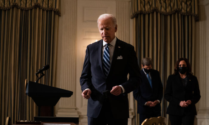 El presidente de EE. UU., Joe Biden, se prepara para firmar órdenes ejecutivas luego de hablar sobre temas de cambio climático en el Comedor Estatal de la Casa Blanca, en Washington, el 27 de enero de 2021. (Anna Moneymaker-Pool/Getty Images)