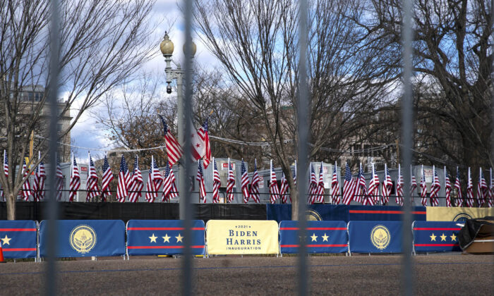 Una valla que dice "2021 Inauguración de Biden Harris" dentro del perímetro de protección ampliado alrededor de la Casa Blanca el 17 de enero de 2021. (Sarah Silbiger/Getty Images)