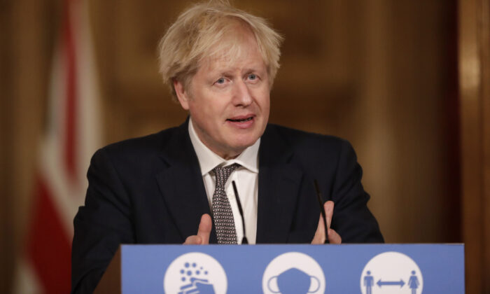 El primer ministro Boris Johnson habla durante una conferencia de prensa en el número 10 de Downing Street en Londres, Reino Unido, el 16 de diciembre de 2020. (Matt Dunham/WPA Pool/Getty Images)