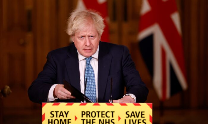 El primer ministro británico, Boris Johnson, habla durante una rueda de prensa virtual en la calle Downing Nº 10, en Londres, el 7 de enero de 2021. (Tolga Akmen - WPA Pool/Getty Images)