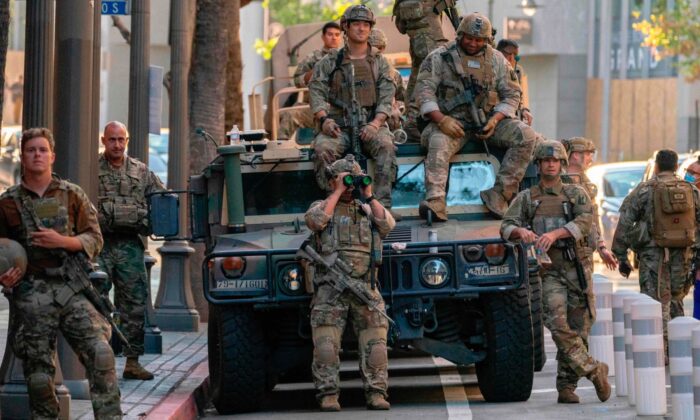 Miembros de la Guardia Nacional de California en el centro de Los Ángeles, California, el 6 de junio de 2020 (Kyle Grillot / AFP a través de Getty Images)