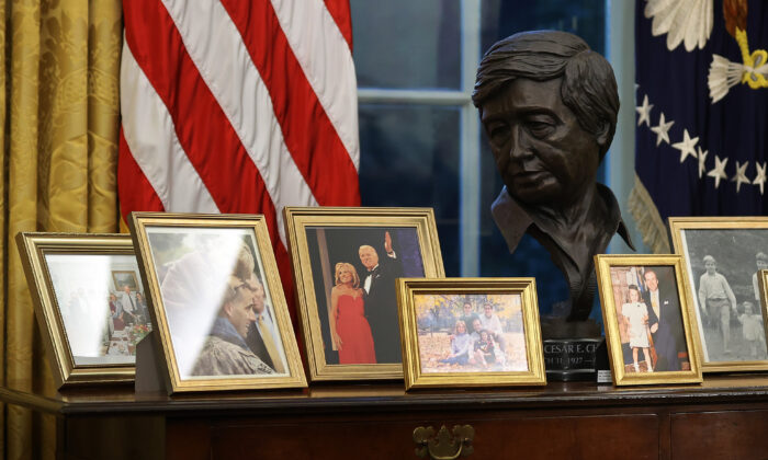 Un busto del líder sindical César Chávez se encuentra detrás del Escritorio Resolute, en el Despacho Oval, en Washington, el 20 de enero de 2021. (Chip Somodevilla/Getty Images)
