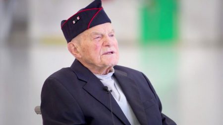 Veterano de Segunda Guerra Mundial, de 98 años, finalmente recibe medalla de honor 80 años después
