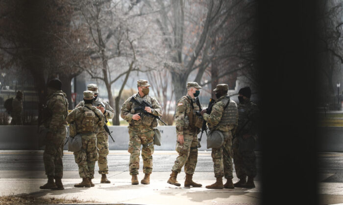 Tropas de la Guardia Nacional cerca del edificio del Capitolio en Washington el 15 de enero de 2021. (Charlotte Cuthbertson/The Epoch Times)