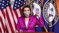 Pelosi mantiene regla para el uso de mascarillas en la Cámara a pesar de sugerencias de los CDC