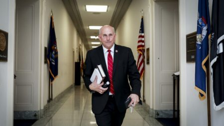 Gohmert apela la desestimación de demanda que busca aclarar el papel de Mike Pence en conteo de votos