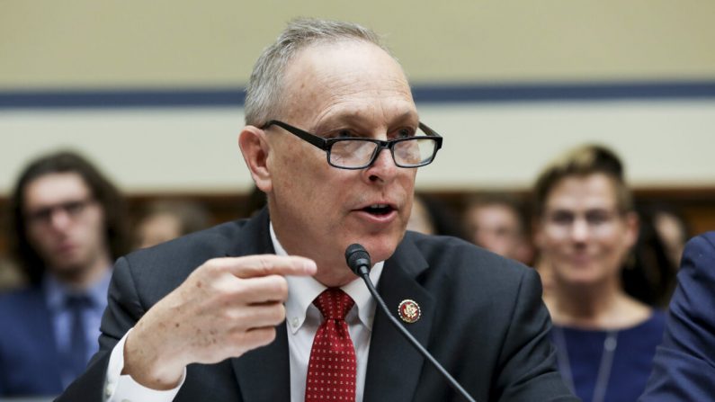 El representante Andy Biggs (R-Ariz) testifica en una audiencia de la Cámara de Representantes frente al Comité de Supervisión y Reforma, en Washington el 12 de julio de 2019. (Charlotte Cuthbertson/The Epoch Times)
