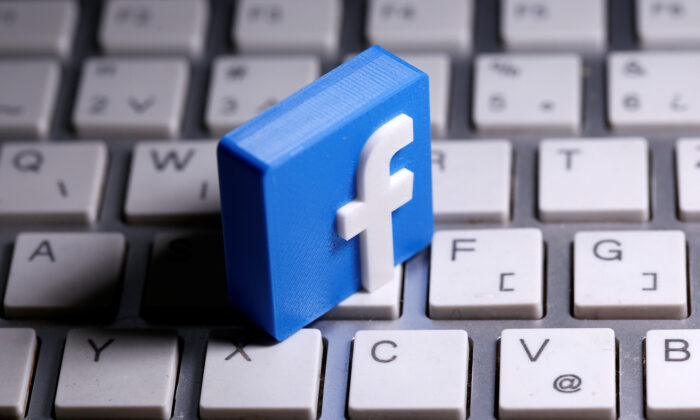 Logotipo de Facebook impreso en 3D encima de un teclado en esta ilustración tomada el 25 de marzo de 2020. (Dado Ruvic/Illustration) 