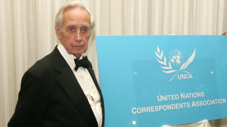 Brian Urquhart asiste a la cena de 2005 de la Asociación de Corresponsales de las Naciones Unidas en honor a la excelencia en el periodismo el 2 de diciembre de 2005 en la ciudad de Nueva York (EE.UU.). (Foto de Peter Kramer / Getty Images)