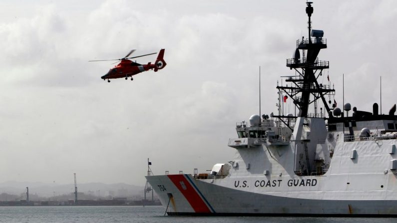 Un helicóptero despega de un barco de la Guardia Costera de los EE. UU. en San Juan, Puerto Rico, el 27 de septiembre de 2017. (Foto de Ricardo Arduengo / AFP a través de Getty Images)