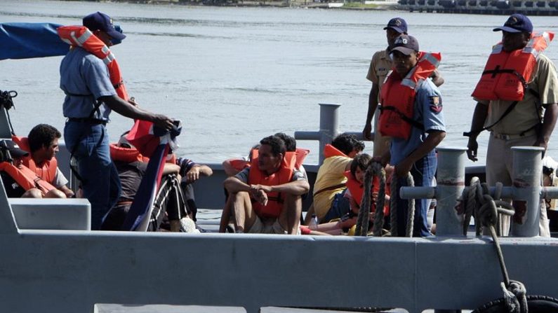 En una fotografía de archivo, agentes de Aduanas y Protección Fronteriza (CBP) rescataron a 23 inmigrantes dominicanos que se encontraban varados en la isla Mona, territorio parte de Puerto Rico en el Canal de la Mona, estrecho entre la República Dominicana y el Estado Libre Asociado. EFE/Marina de Guerra Dominicana