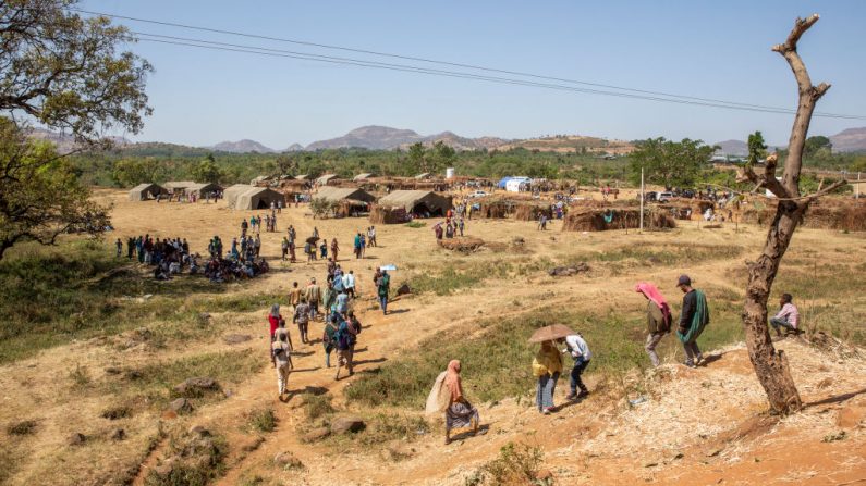 Sobrevivientes y refugiados de la masacre de Benishangul-Gumuz caminan por el campo de personas desplazadas en la ciudad de Chagni el 31 de diciembre de 2020 en Chagni, Etiopía. (Foto de Getty Images)
