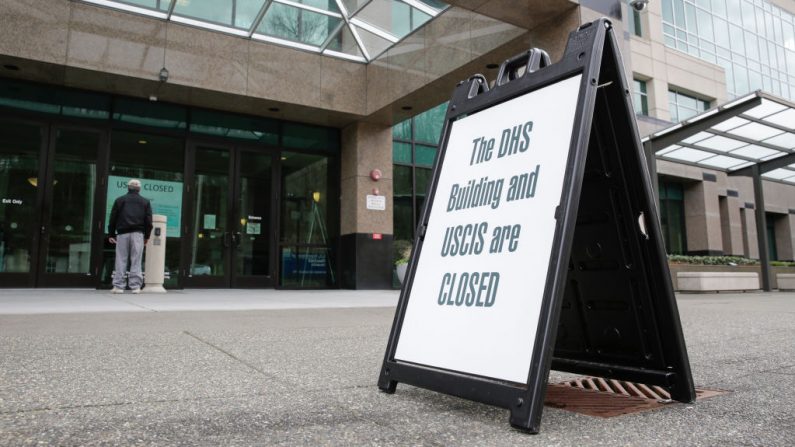 Se coloca un letrero que indica que la oficina está cerrada después del cierre de dos semanas de un edificio del Departamento de Seguridad Nacional (DHS) y la oficina de campo del Servicio de Ciudadanía e Inmigración de EE. UU. (USCIS), en Washington el 3 de marzo de 2020. (Foto de Jason Redmond / AFP a través de Getty Images)