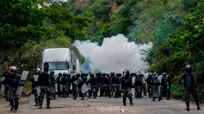 Las fuerzas de seguridad bloquean a los migrantes que llegaron en caravana desde Honduras en su camino a Estados Unidos, en Vado Hondo, Guatemala, el 18 de enero de 2021. (Foto de Johan Ordonez / AFP vía Getty Images)