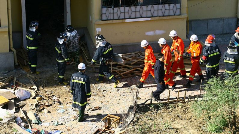 Los equipos de rescate trabajan en el lugar del accidente después de que ocurriera una explosión de gas en un edificio de apartamentos el 16 de mayo de 2011 en Dalian, provincia china de Liaoning, China. (Foto de Getty Images)