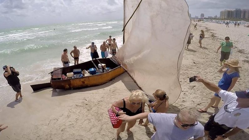 En una foto de archivo, un grupo de personas se reúne junto a una balsa encontrada en Miami Beach, Florida (EE.UU.). EFE/CRISTOBAL HERRERA