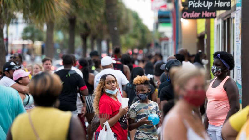 La gente camina por Ocean Blvd. el 5 de septiembre de 2020 en Myrtle Beach, Carolina del Sur (EE.UU.). (Foto de Sean Rayford / Getty Images)