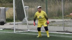 “Abuelita” chilena de  69 años juega como portera en equipo de fútbol: “Se ganó el corazón de todos”