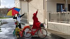 Maestra viaja en bicicleta para visita a niños en cuarentena llevándoles alegría con sus historias