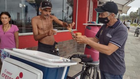 Brasileño de 66 años alimenta a personas y perros sin hogar con dinero de su jubilación en plena pandemia